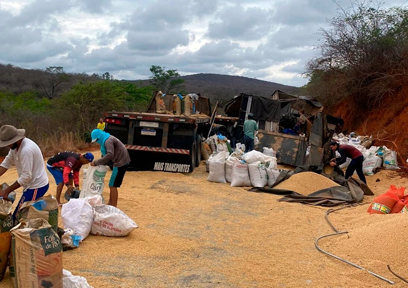 Carreta carregada com soja tomba e interdita BR-030 em Caetité