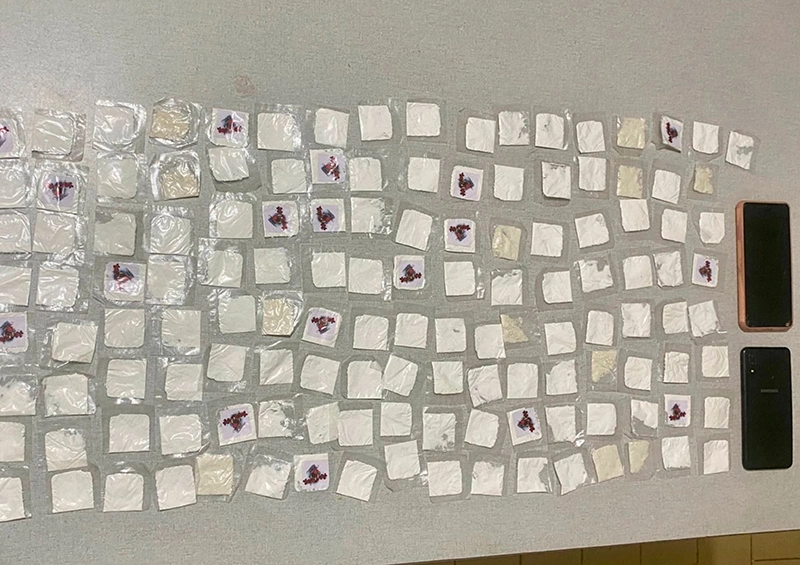 Adolescente é apreendido e mulher presa com 137 papelotes de cocaína em Macaúbas