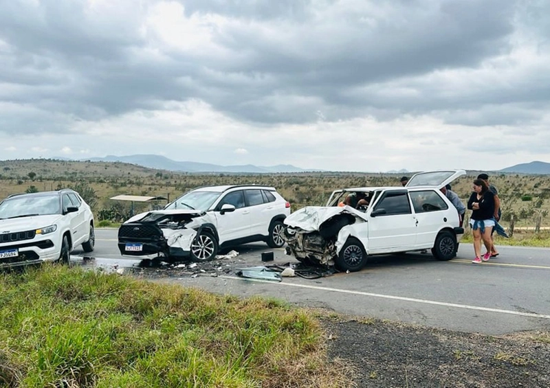 Idoso de 68 anos morre e dois ficam feridos em acidente grave na BR-242 na Bahia