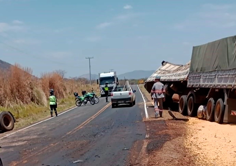 Caminhoneiro perde controle e carreta bitrem carregada de milho bate em poste na BA-573 entre Guanambi e Matina