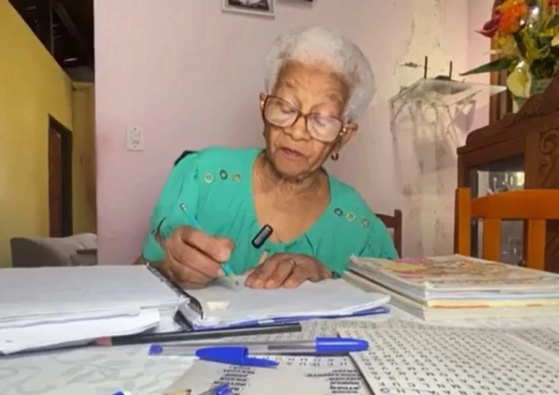 Idosa de 82 anos volta aos estudos e ganha medalha em Olimp�ada de Matem�tica