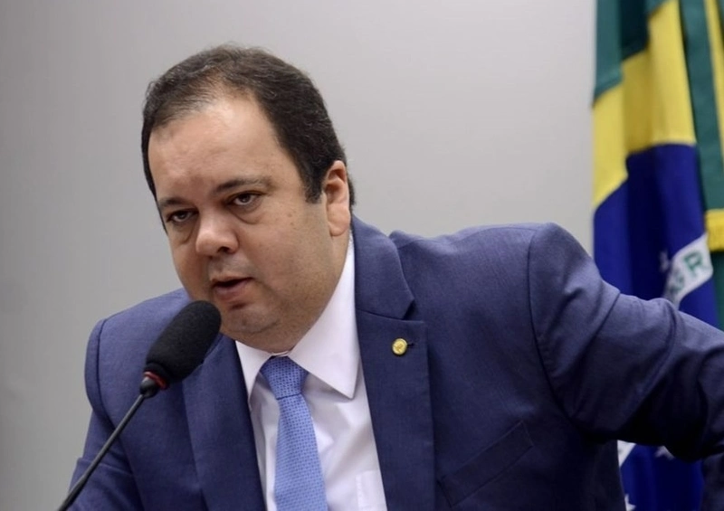 Elmar anuncia desistência e confirma apoio do União Brasil a Hugo Motta para presidência da Câmara