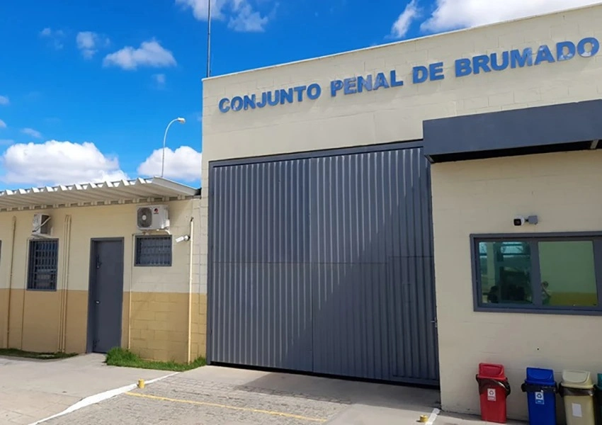 Homem é preso ao tentar entrar com drogas escondidas em sandália no Conjunto Penal de Brumado