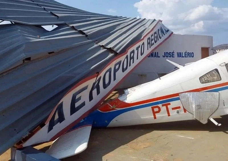 Redemoinho destrói telhado do Aeroporto de Paramirim e danifica aeronave