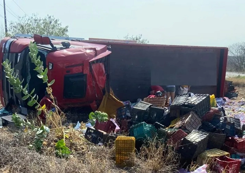 Caminhão carregado de maracujá tomba em rotatória da BR-030 em Brumado