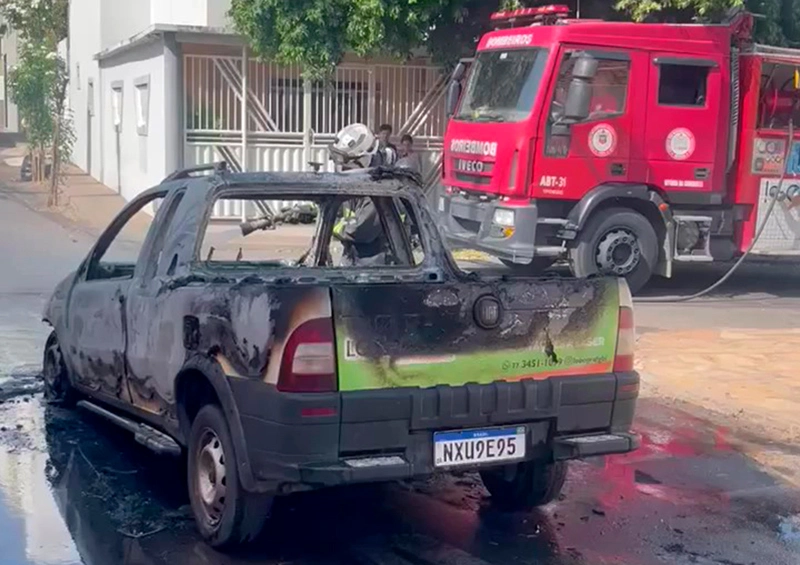 Fiat Strada pega fogo na Travessa São Paulo no centro de Guanambi