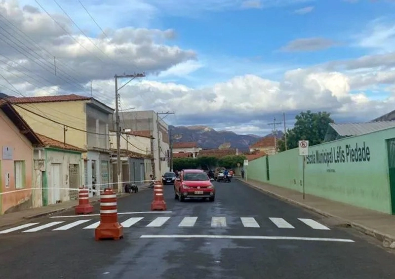 Faixa de pedestres é pintada em frente à Escola Lélis Piedade em Livramento de Nossa Senhora