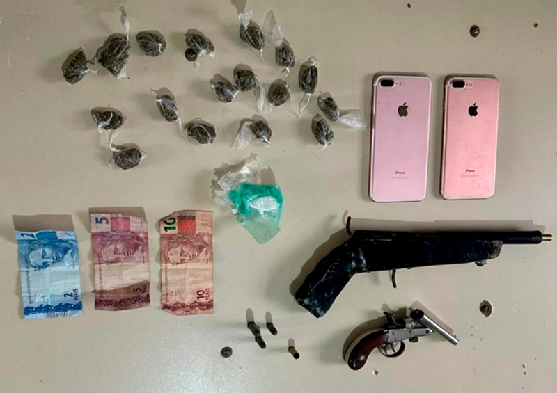 Casal de adolescentes é apreendido com drogas e armas por policiais da CIPE/Sudoeste em Guanambi