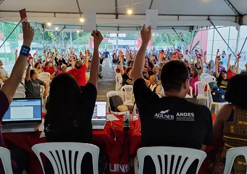 Professores da UNEB encerram greve após 20 dias com avanços em pautas salariais e de benefícios