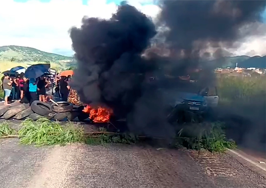 Servidores fecham BA-263 em Itambé durante protesto contra projeto de lei que retira direitos da categoria