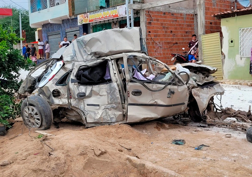 Homem de 55 anos morre após carro ser atingido por caminhão desgovernado na BA-026 em Maracás