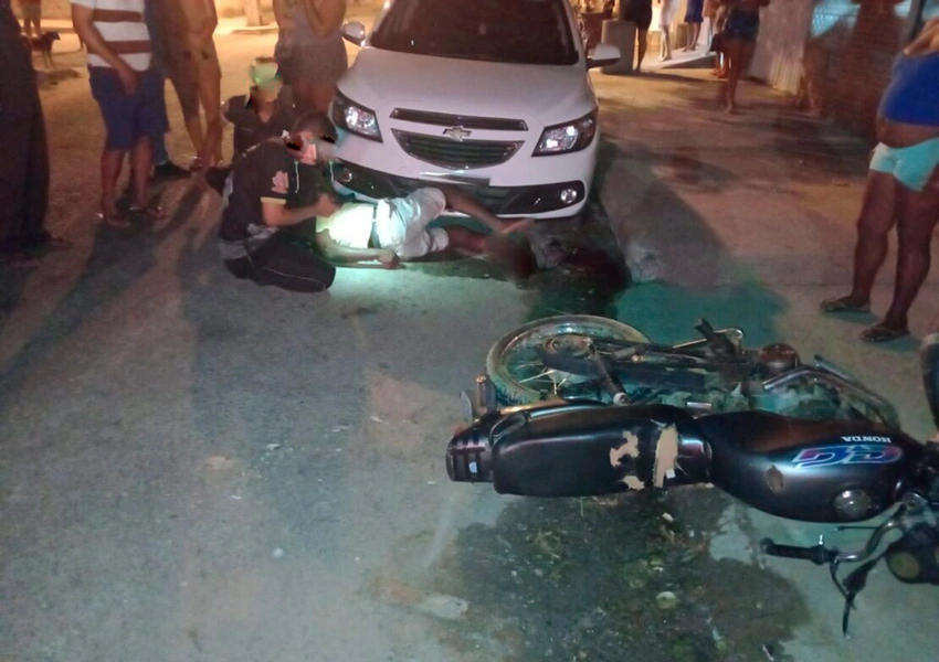 Homem tem pé amputado após grave acidente entre carro e moto em Guanambi