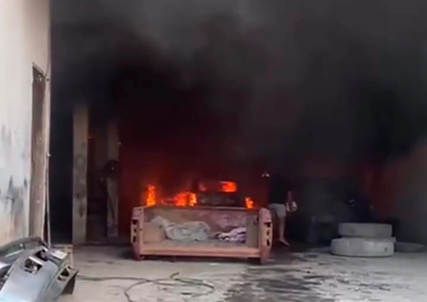 Incêndio atinge oficina automotiva em Caetité e veículo é totalmente destruído pelas chamas