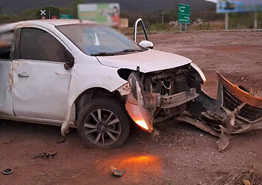 Carro capota na rotatória da BR-030 em Brumado e cinco pessoas escapam sem ferimentos graves