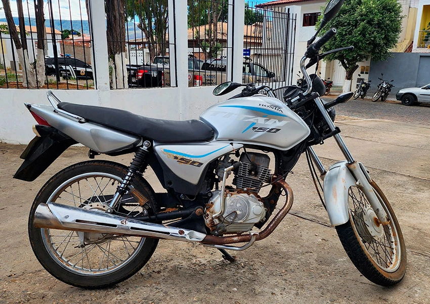 Motocicleta com restrição de roubo e motor adulterado é apreendida pela PM em Aracatu