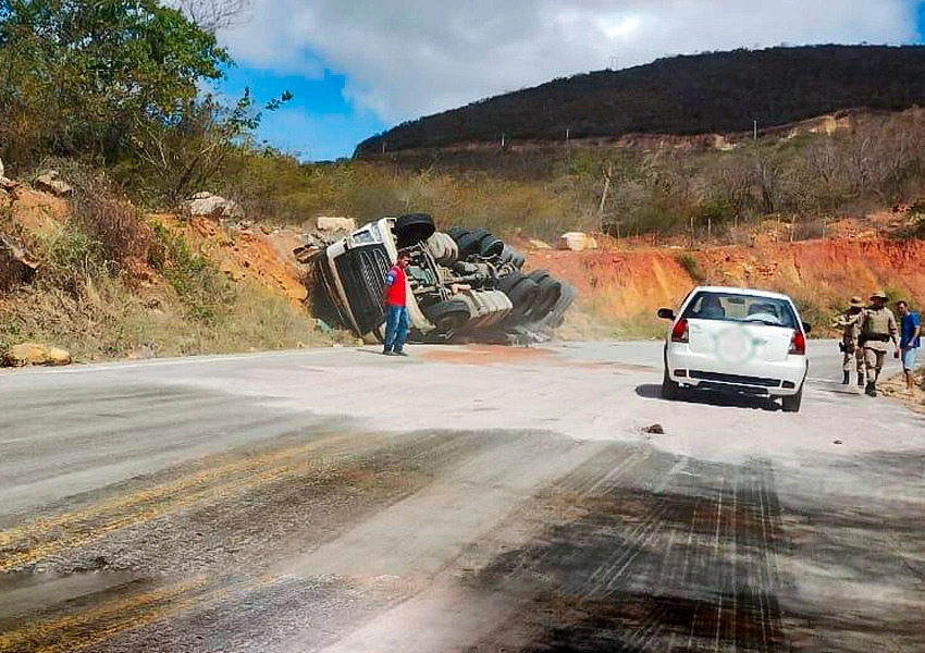 Carreta carregada de cimento tomba na BA-148 próximo à Marcolino Moura em Rio de Contas