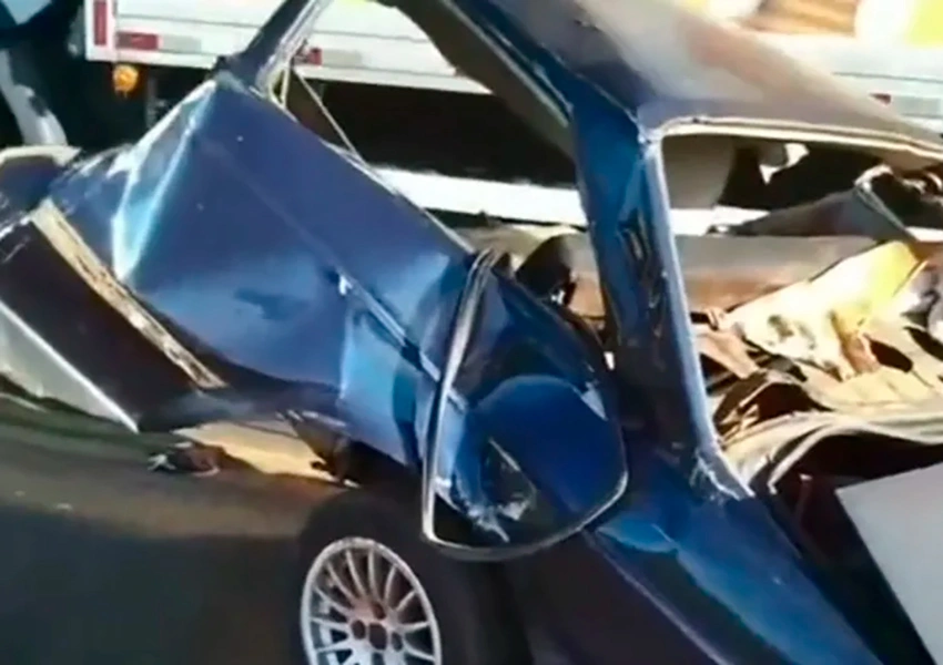 Carro parte ao meio após colisão com caminhão e deixa um morto na BR-030 em Rio do Antônio