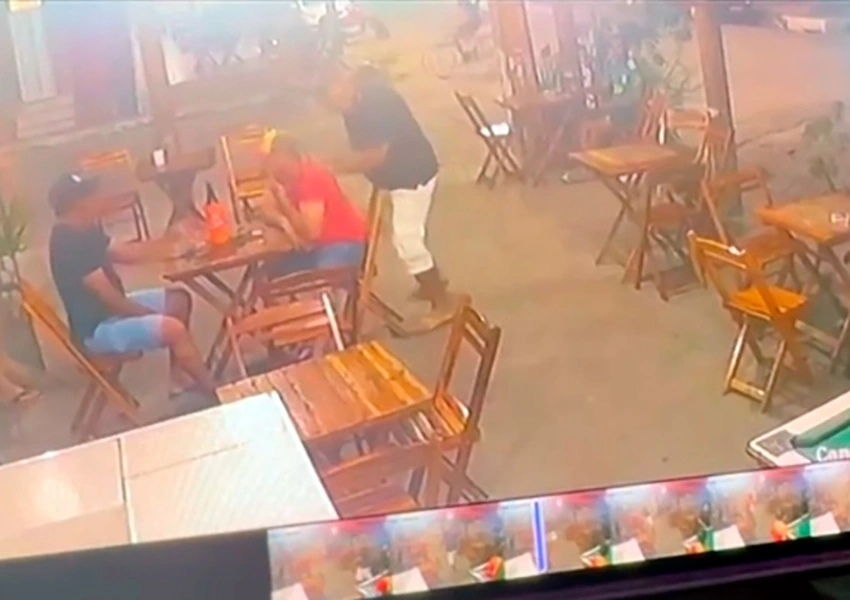 Homem de 35 anos é morto a facadas pelas costas dentro de bar; suspeito é preso em flagrante