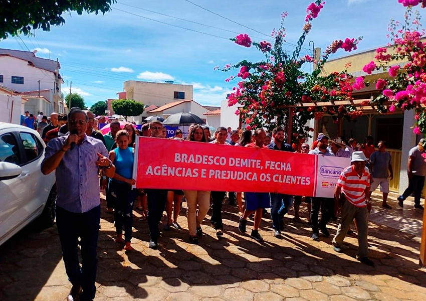 Moradores de Rio do Pires protestam contra fechamento da única agência bancária da cidade