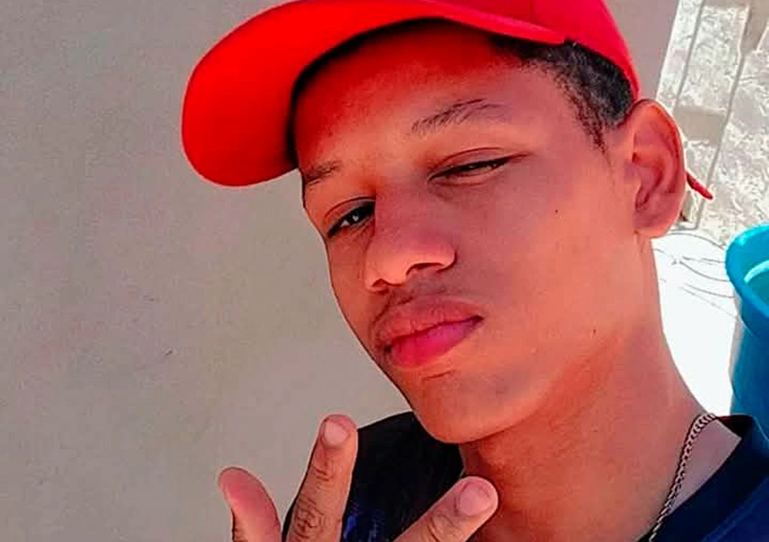 Jovem de 20 anos morre após colisão entre moto e cavalo solto na zona rural de Malhada