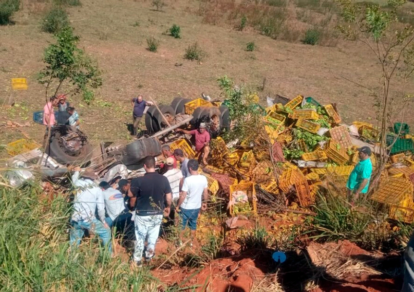 Caminhão carregado com bananas tomba na Curva do Peri Peri em Caetité e motorista fica preso às ferragens