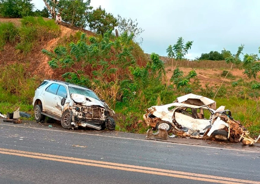 Pai e filho morrem em acidente entre dois carros na BR-101 durante chuva forte no sul da Bahia