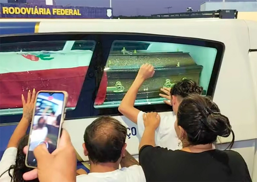 Corpo da miss baiana Raissa Suellen assassinada no Paraná chega a Bahia sob forte comoção