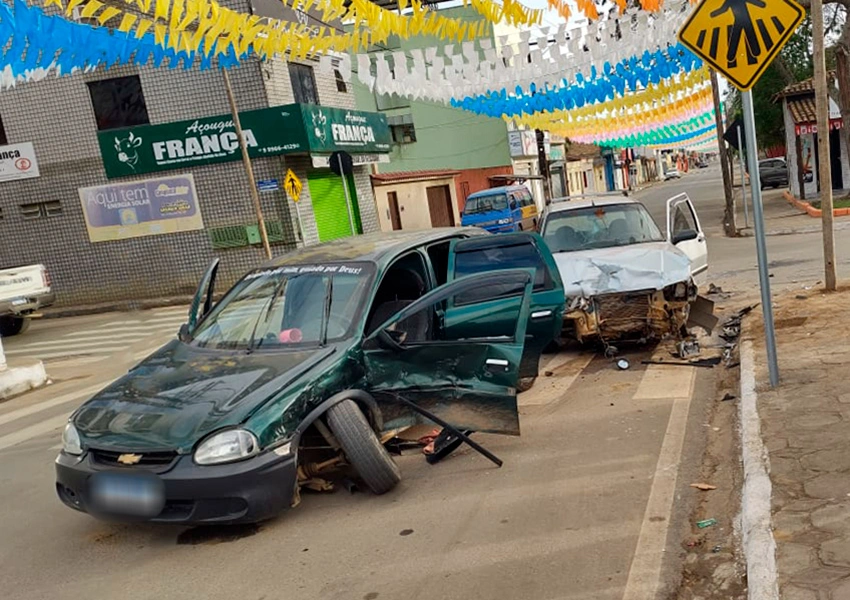 Motorista foge após colisão entre dois carros em cruzamento no centro de Barra do Choça
