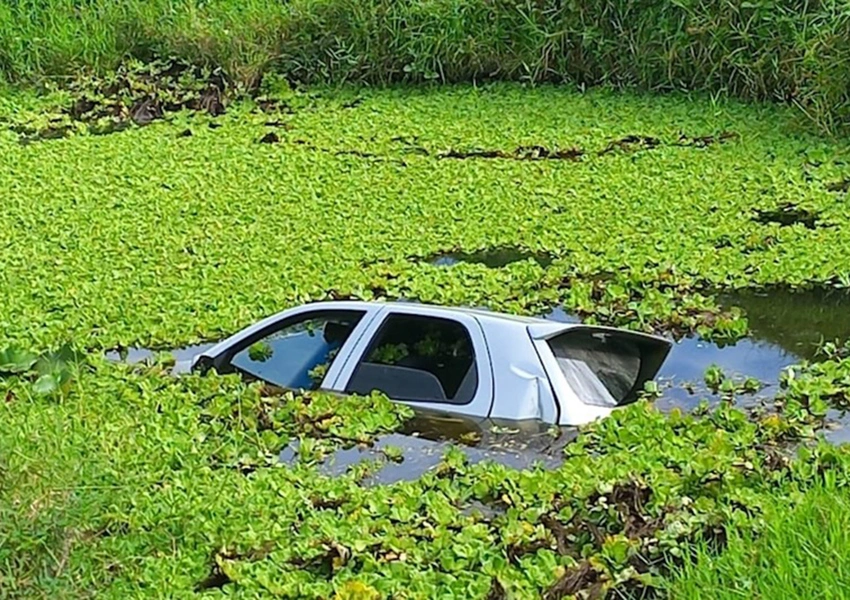 Carro com três pessoas cai em lagoa às margens da BA-647 no sudoeste da Bahia