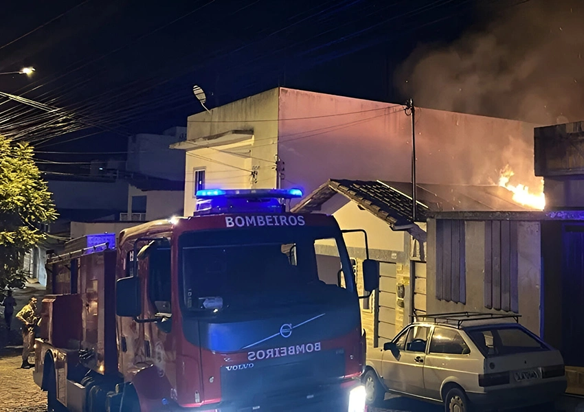 Homem ateia fogo na casa da ex-sogra de 75 anos e é encontrado morto após o crime em Brumado