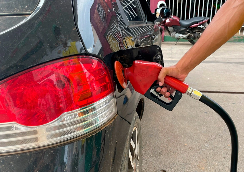 Aumento de etanol na gasolina é aposta do governo para segurar preço em meio à guerra no Oriente Médio