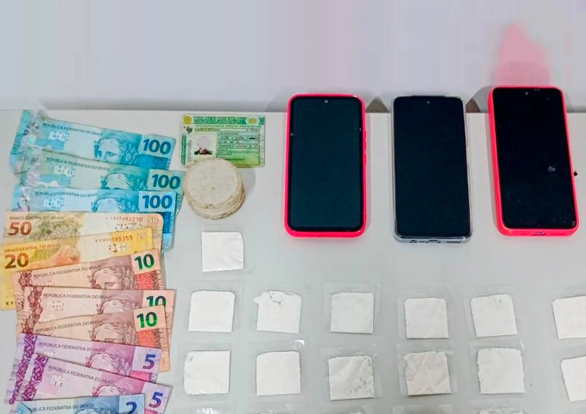 Polícia cumpre mandado de busca e apreensão em Macaúbas e apreende drogas, dinheiro e celulares