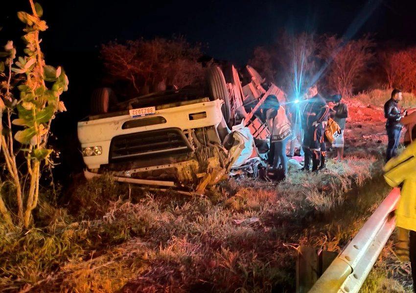 Motorista de 23 anos fica ferido após capotar caminhão na “Curva da Morte” da BR-030 em Guanambi