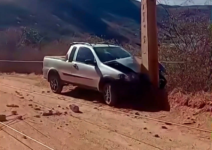 Casal de idosos fica ferido após carro colidir com poste na zona rural de Guanambi