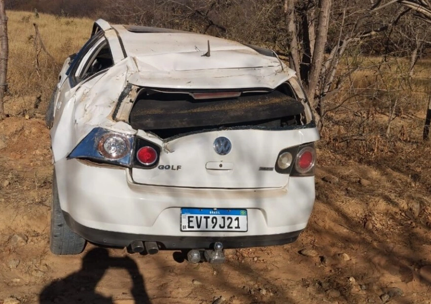 Homem de 22 anos fica ferido após capotar carro na zona rural de Urandi