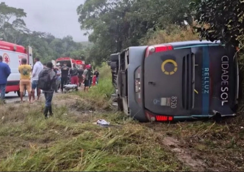 Duas mulheres morrem após ônibus tombar em curva na BA-120 no sul da Bahia