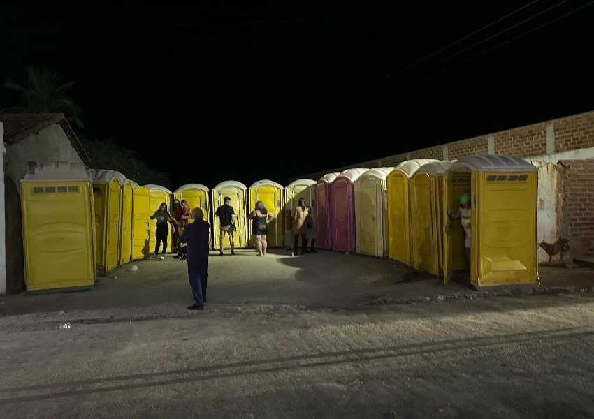 Banheiros químicos sem manutenção geram mau cheiro e incômodo ao lado do hospital durante São João em Dom Basílio