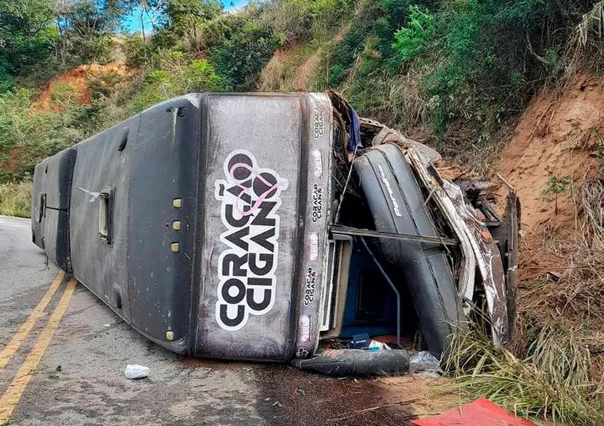 Ônibus da banda de forró Coração Cigano tomba na BA-634 e deixa seis feridos no Sudoeste da Bahia