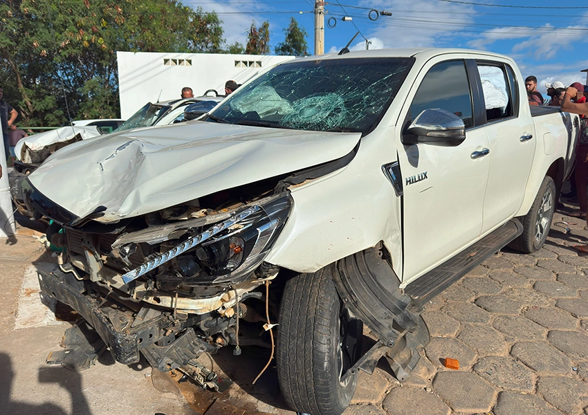 Caminhonete Hilux invade contramão e provoca acidente com vários feridos em Livramento de Nossa Senhora