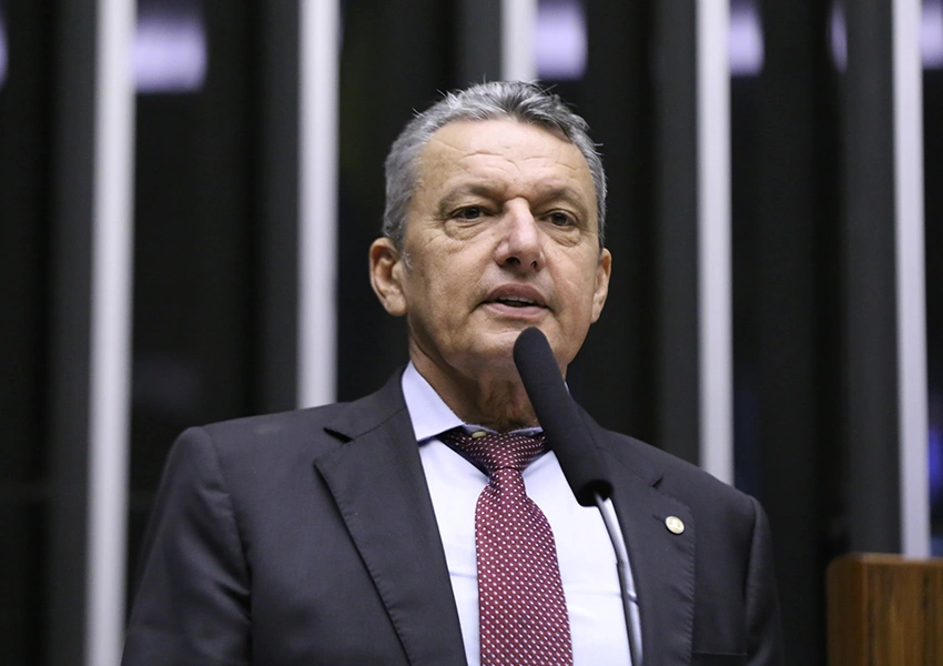 Deputado Charles Fernandes passa mal antes de sessão em Guanambi e é levado para atendimento médico