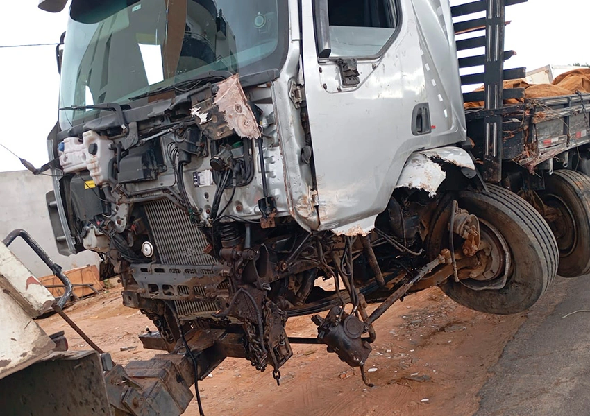 Carreta colide em barranco após falha nos freios na BR-030 em Guanambi