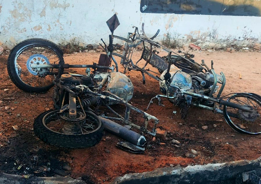 Motocicletas são destruídas em incêndio e dois ficam feridos em grave acidente em Macaúbas
