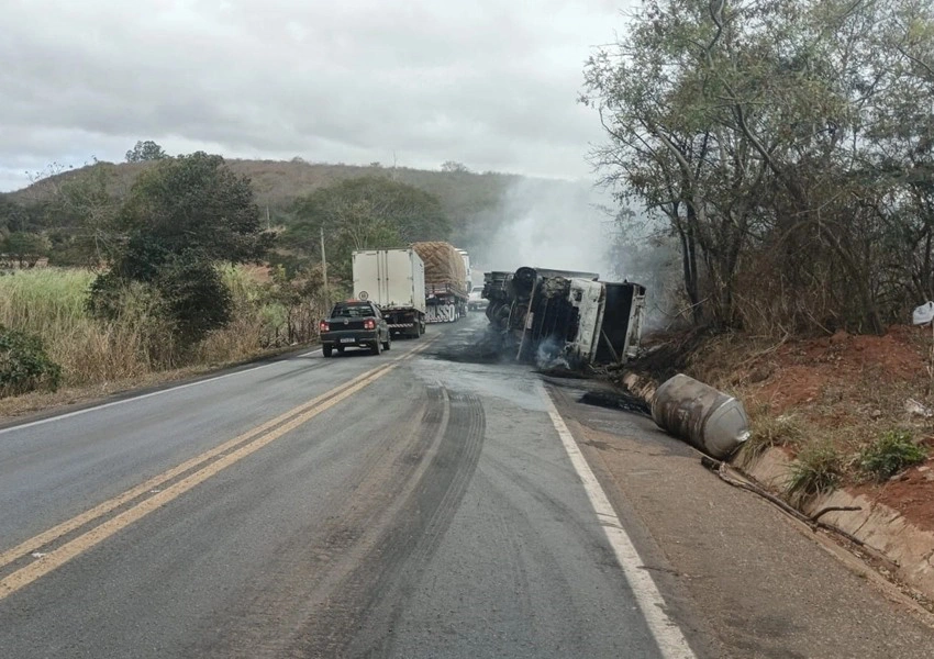 Carreta tomba, pega fogo e motorista escapa com ferimentos leves em acidente na BR-030 em Caetité
