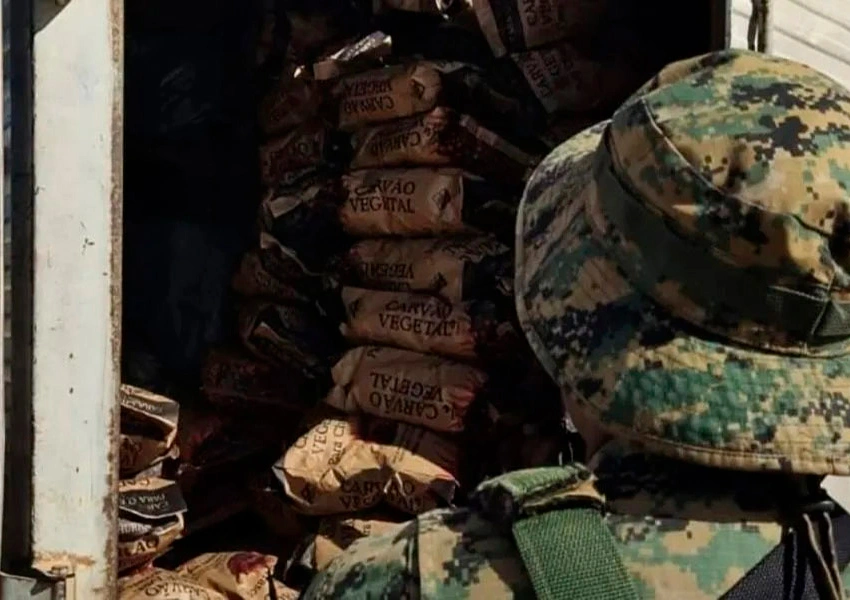 Carga ilegal de carvão vegetal é apreendida na BA-152 em Caturama