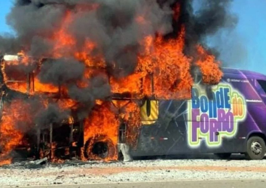 Ônibus das bandas Djavú e Bonde do Forró é destruído por incêndio em Minas Gerais