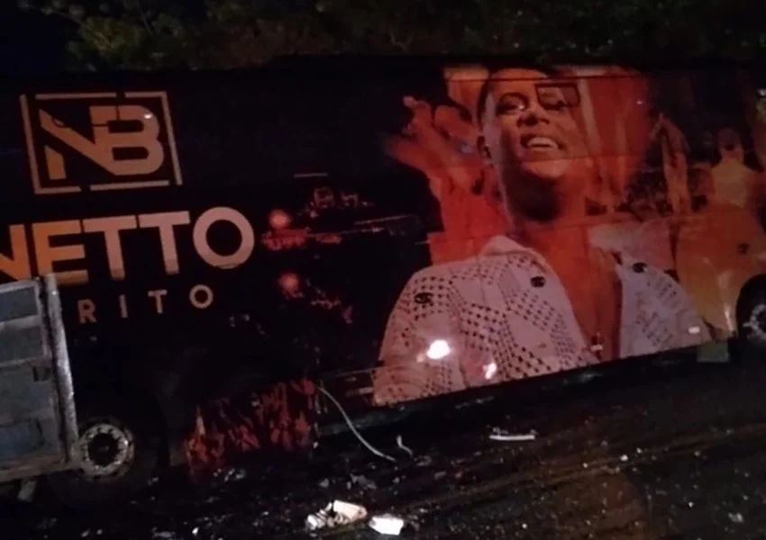 Número de mortos em acidente com ônibus da banda de Netto Brito sobe para quatro na BA-046