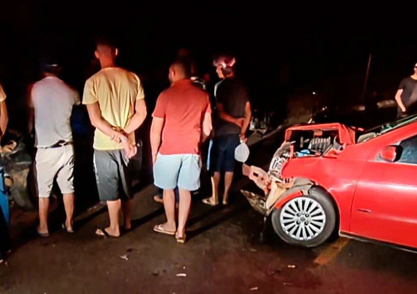 Colisão entre dois veículos deixa passageiro ferido e motorista foge após acidente em Caetité