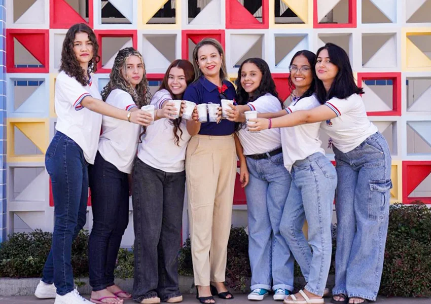 Estudantes de Riacho de Santana criam copos biodegradáveis a partir de papel reciclado em projeto escolar