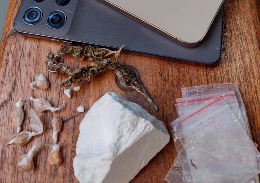 Operação policial resulta na prisão de suspeito de facção criminosa e apreensão de drogas em Caetité