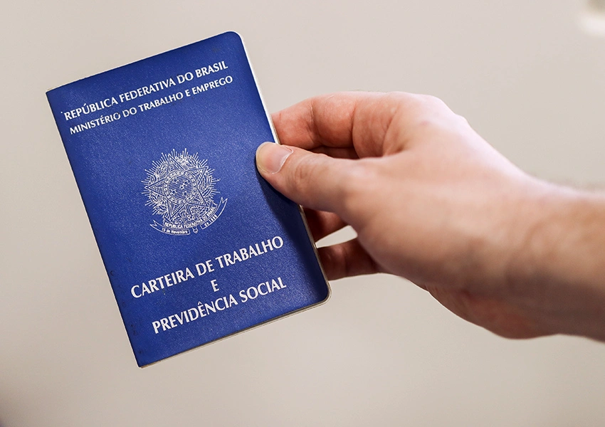 Desemprego atinge menor nível da série histórica no Brasil, aponta IBGE